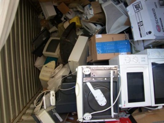 Ce se întâmplă cu telefoanele şi alte electronice după ce sunt aruncate la gunoi